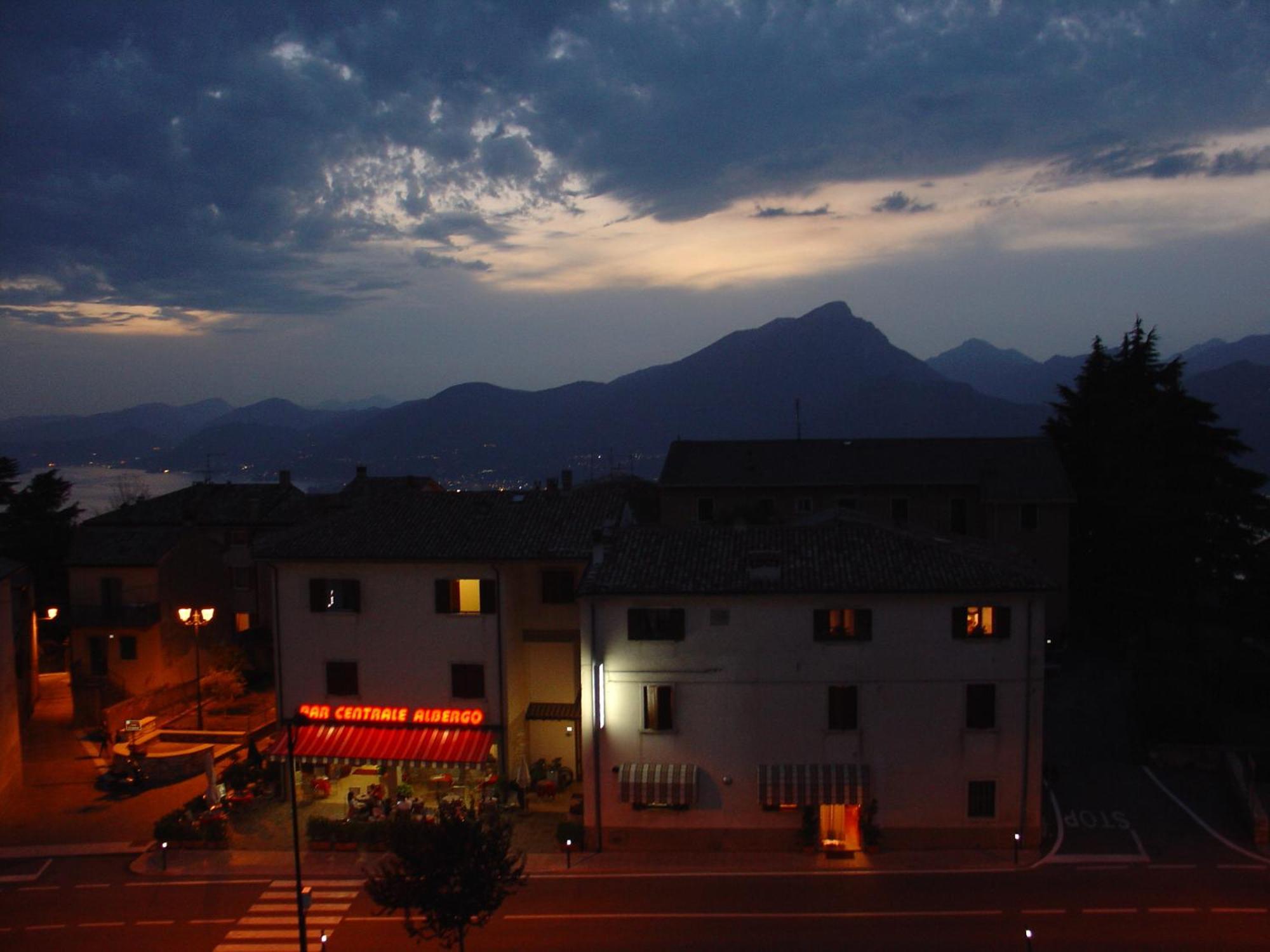 Albergo Centrale San Zeno di Montagna Bagian luar foto