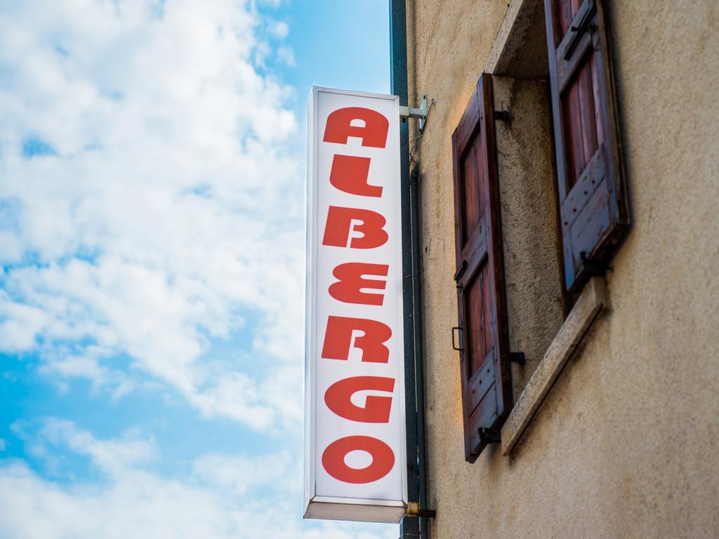 Albergo Centrale San Zeno di Montagna Bagian luar foto